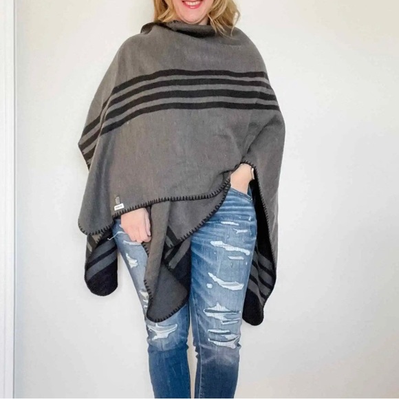 BB Dakota One Size Poncho Blanket Reversible NWT - Picture 3 of 8